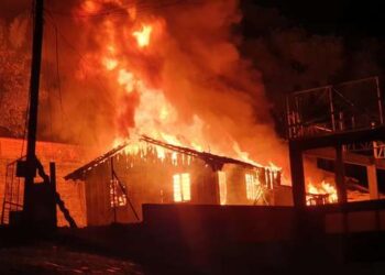 Incêndio destrói casa em Jaraguá do Sul