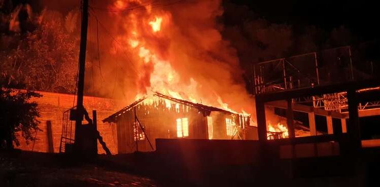 Incêndio destrói casa em Jaraguá do Sul