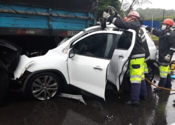 Vítima com lesões graves deve ser desencarcerada pelos socorristas na BR-101, em Araquari