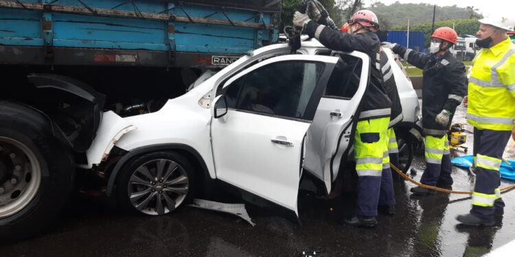 Vítima com lesões graves deve ser desencarcerada pelos socorristas na BR-101, em Araquari