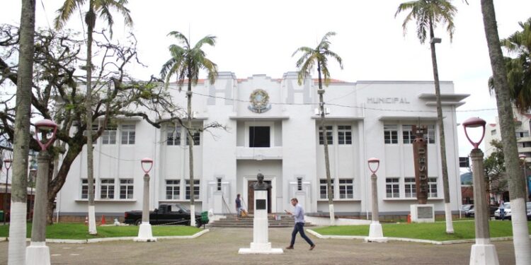 Museu Emílio da Silva leva música para Praça Ângelo Piazera