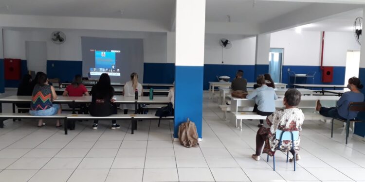 Profissionais da Educação de Guaramirim participam de formação online