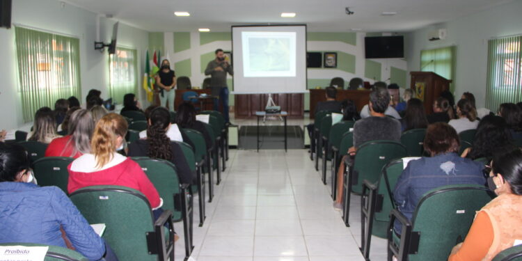 São João do Itaperiú lança plataforma virtual para educação