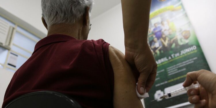 Idosos acima de 60 anos e professores podem se vacinar contra a gripe em Guaramirim