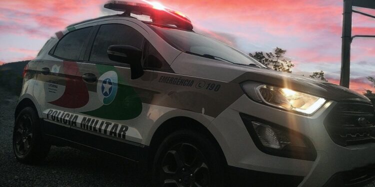 Homem é atingido por garrafada na cabeça durante briga com a mulher em Jaraguá do Sul
