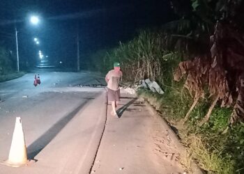 Carro bate contra poste em Schroeder