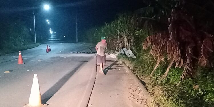 Carro bate contra poste em Schroeder