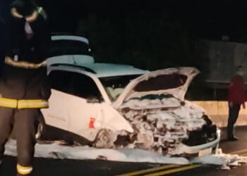 Carro bate contra mureta na BR-280, em Guaramirim