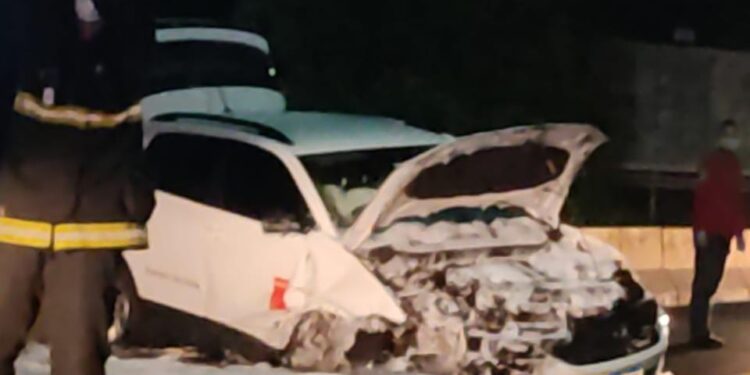 Carro bate contra mureta na BR-280, em Guaramirim