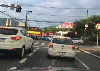 Mulher fica ferida após acidente envolvendo carro e moto em Jaraguá do Sul