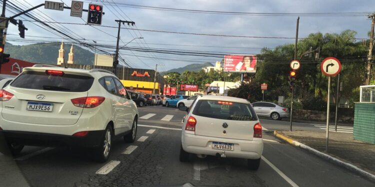 Mulher fica ferida após acidente envolvendo carro e moto em Jaraguá do Sul