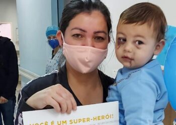 Bebê ferido em ataque a creche de SC recebe alta médica no Dia das Mães
