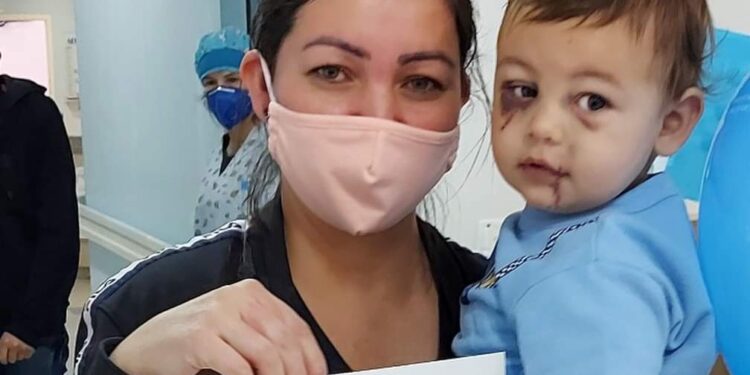 Bebê ferido em ataque a creche de SC recebe alta médica no Dia das Mães