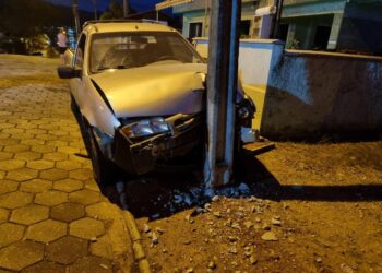 Motorista perde controle e bate carro contra poste em Massaranduba