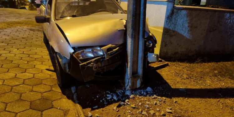 Motorista perde controle e bate carro contra poste em Massaranduba