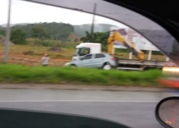 Saída de pista deixa trânsito lento na BR-280, em Guaramirim