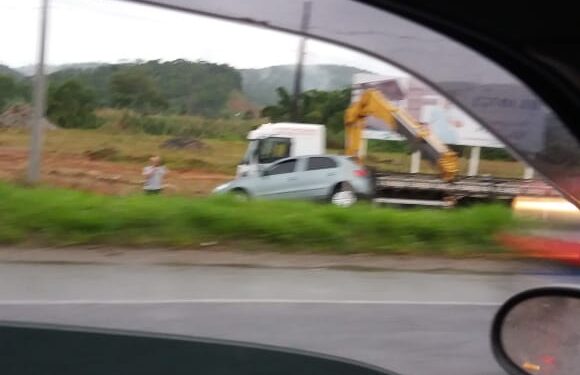 Saída de pista deixa trânsito lento na BR-280, em Guaramirim