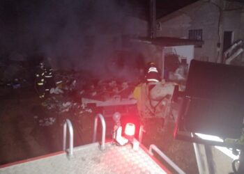 Homem é encaminhado ao hospital após incêndio em depósito em Guaramirim