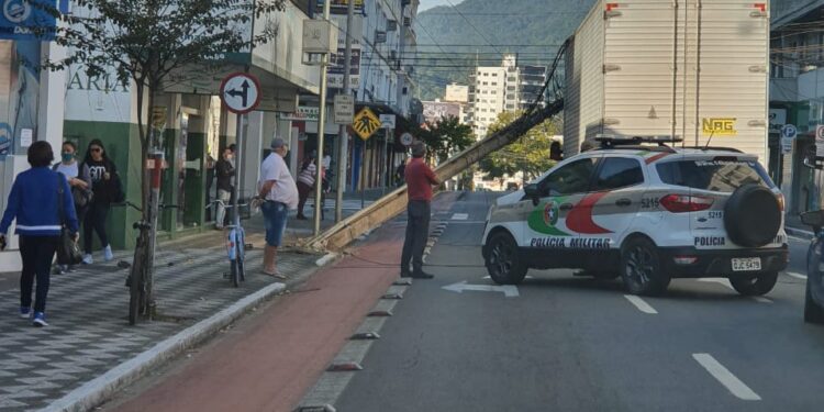 Caminhão derruba poste no Centro de Jaraguá do Sul