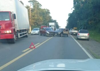 Dois carros batem na BR-280 em Jaraguá do Sul