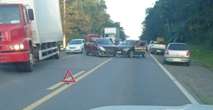 Dois carros batem na BR-280 em Jaraguá do Sul