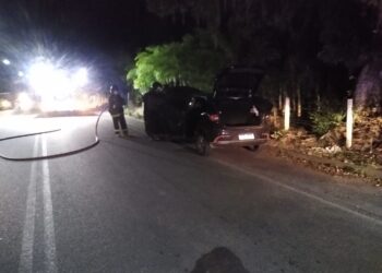 Carro pega fogo e bombeiros controlam chamas em Schroeder