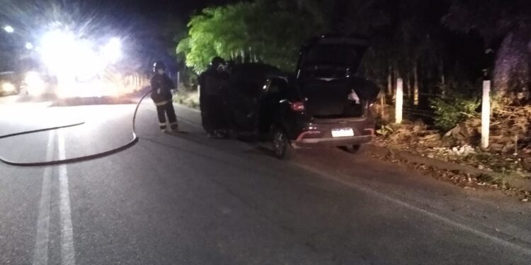 Carro pega fogo e bombeiros controlam chamas em Schroeder