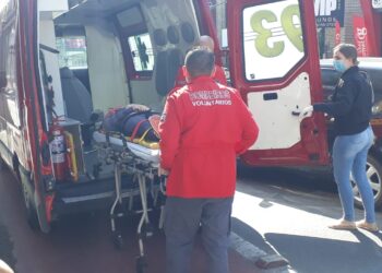 Motociclista fica ferida após acidente no Centro de Jaraguá do Sul