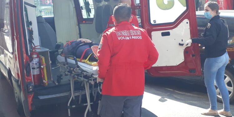 Motociclista fica ferida após acidente no Centro de Jaraguá do Sul