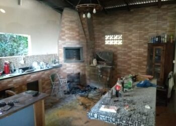 Homem tenta acender churrasqueira com gasolina e princípio de incêndio é registrado em Schroeder