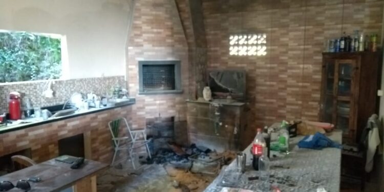 Homem tenta acender churrasqueira com gasolina e princípio de incêndio é registrado em Schroeder