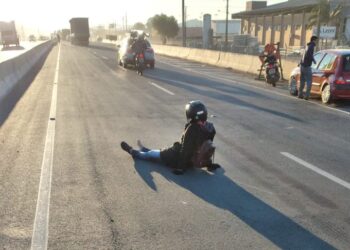 Mulher fica ferida após cair de moto em Guaramirim