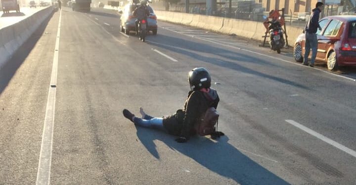 Mulher fica ferida após cair de moto em Guaramirim