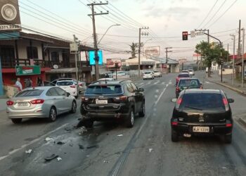 Três carros se envolvem em acidente em Jaraguá do Sul