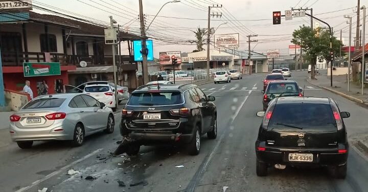Três carros se envolvem em acidente em Jaraguá do Sul