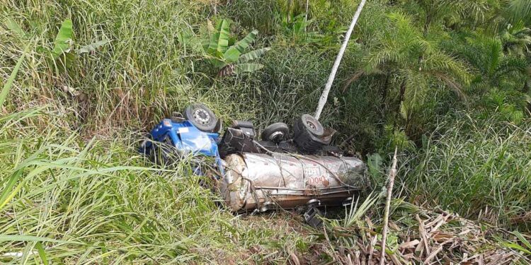 Caminhão sai de pista em Jaraguá do Sul