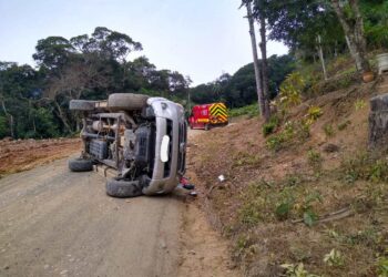 Carro capota em Schroeder e homem fica ferido