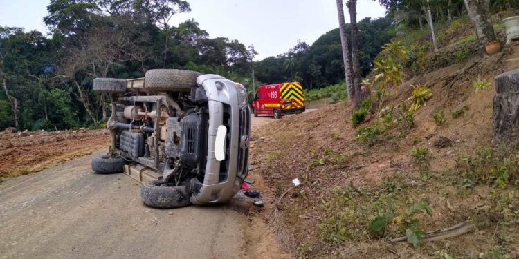 Carro capota em Schroeder e homem fica ferido