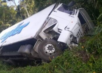 Caminhoneiro fica ferido após acidente na BR-280, em Corupá