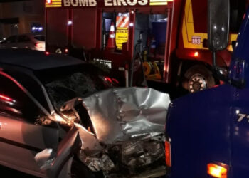 Mulher fica ferida após colisão entre carro e caminhão na BR-280