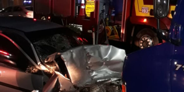 Mulher fica ferida após colisão entre carro e caminhão na BR-280