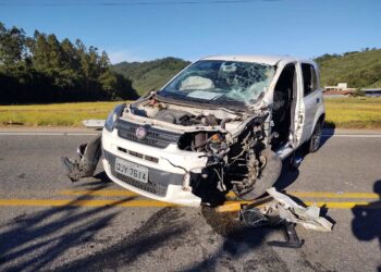 Motorista fica gravemente após colidir em gibata em São João do Itaperiú
