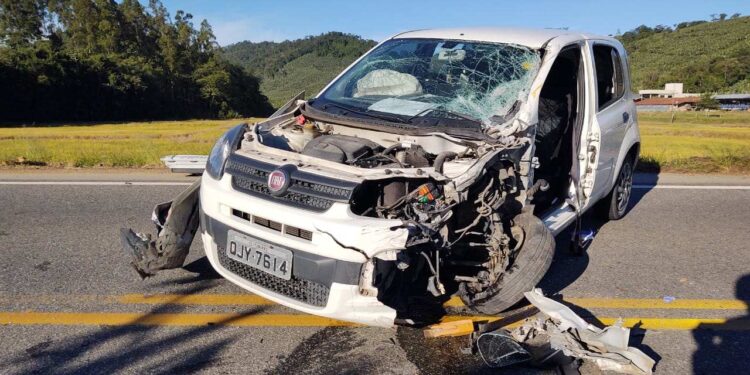 Motorista fica gravemente após colidir em gibata em São João do Itaperiú