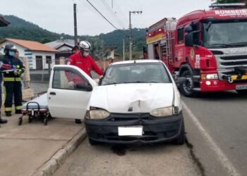 Motorista colide carro contra muro em Jaraguá do Sul