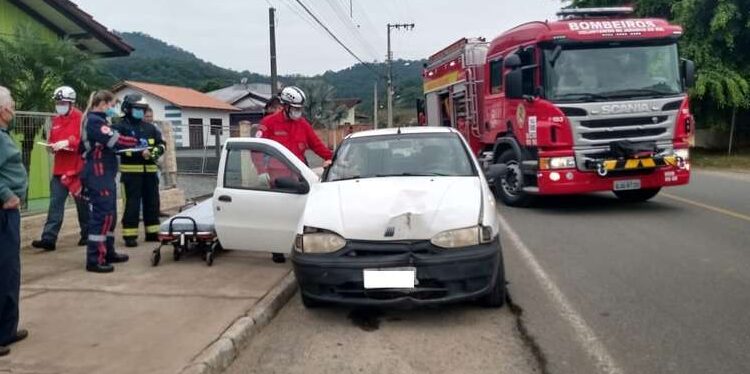 Motorista colide carro contra muro em Jaraguá do Sul