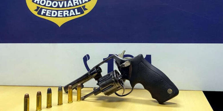 Revólver é encontrado em motor de carro em Barra Velha