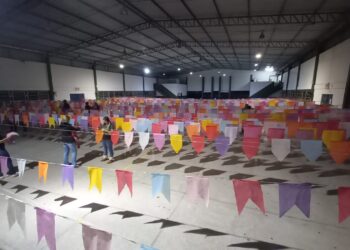 Mais de quatro mil bandeirinhas são produzidas para enfeitar São João do Itaperiú na data do padroeiro São João Batista