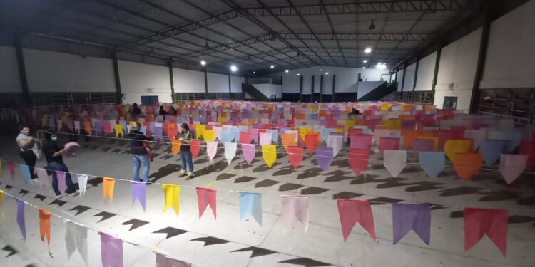 Mais de quatro mil bandeirinhas são produzidas para enfeitar São João do Itaperiú na data do padroeiro São João Batista