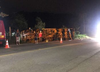 Caminhão tomba na SC-108, em Guaramirim