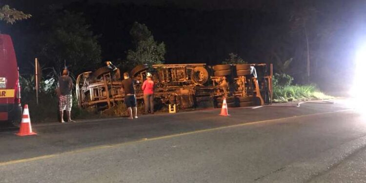 Caminhão tomba na SC-108, em Guaramirim